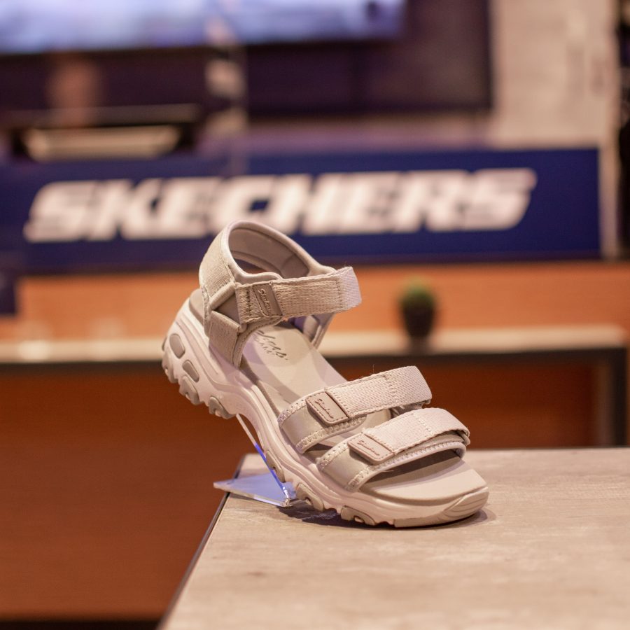 Zapatos sandalias viaje Skechers Parque las Americas 900x900 - Los accesorios que no pueden faltar para ir de vacaciones